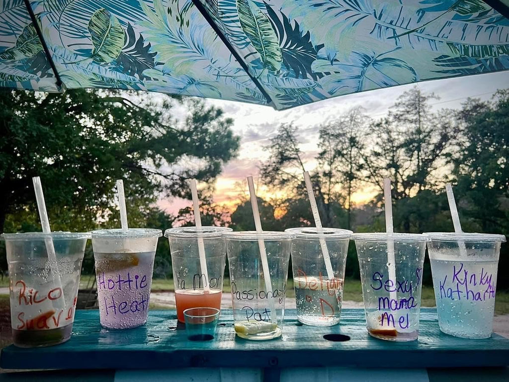 Clear Plastic Cups with Flat Lids by TashiBox

